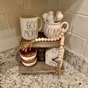 Tiered pedestal stand